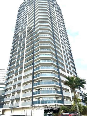Top-Floor 3LDK Condo with Ocean View in Naha's Ruke Tower - Thumbnail 3