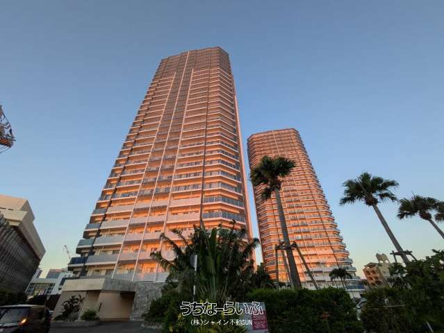 1LDK Apartment with Ocean View in Naha's Omoromachi - Thumbnail 2