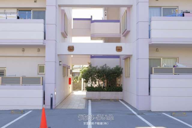 2LDK Apartment for Rent in Okinawa City - Chateau Ufuzato - Thumbnail 3