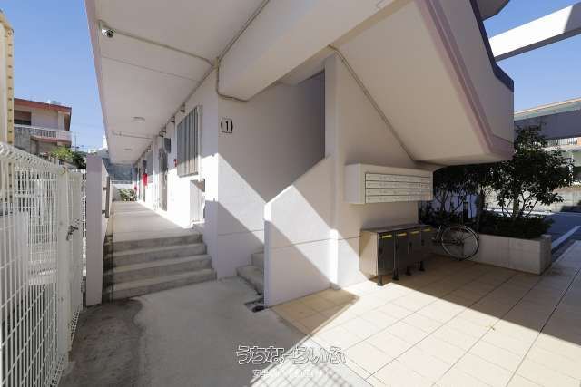 2LDK Apartment for Rent in Okinawa City - Chateau Ufuzato - Thumbnail 2