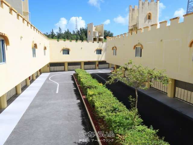 552.85 Tsubo Commercial Building with Solar Panels in Kin, Okinawa - Thumbnail 2