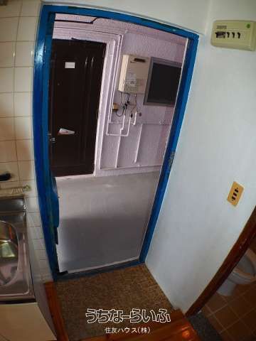 2K Apartment for Rent in Okinawa City, Kubota | 32,000 Yen - Thumbnail 3