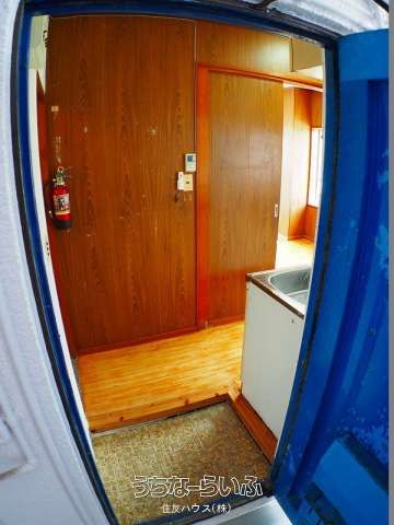 2K Apartment for Rent in Okinawa City, Kubota | 32,000 Yen - Thumbnail 2