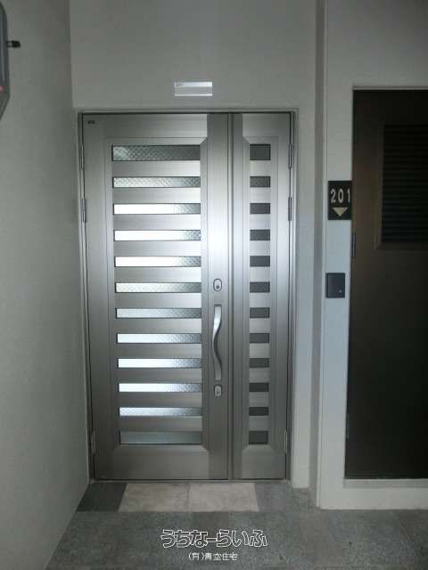 White House 201: 2DK Apartment for Rent in Okinawa City - Thumbnail 3