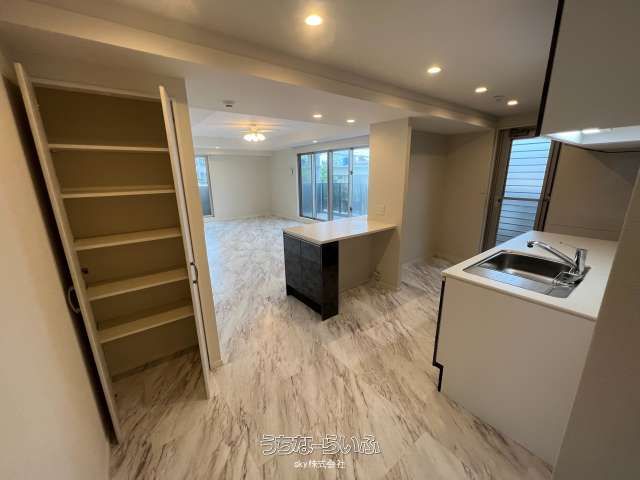 Luxury 4LDK Apartment with Ocean Views in Chatan, Okinawa - Thumbnail 4