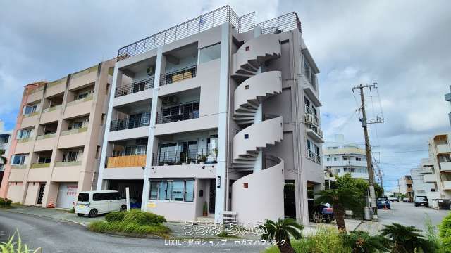 Oceanfront 3LDK Apartment for Rent in Chatan, Okinawa - Image 1