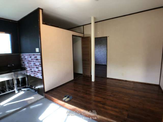 Log House with Workshop for Sale in Ishigaki, Okinawa - Thumbnail 4