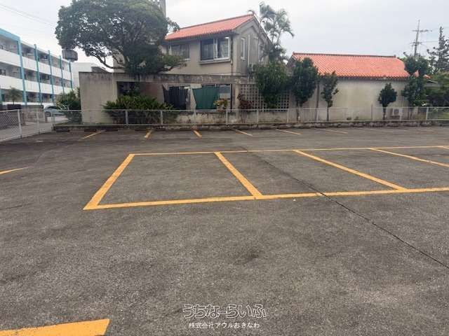 Matsumoto Parking Rental - 17 Spaces in Okinawa City - Thumbnail 2