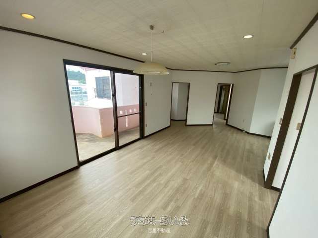 3LDK Pet-Friendly Apartment for Rent in Okinawa City - Thumbnail 2