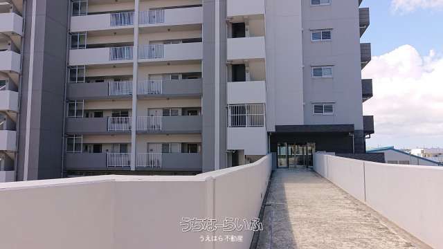 Leve Ginowan Claire 1005: 3LDK Corner Apartment with Balcony View - Thumbnail 2