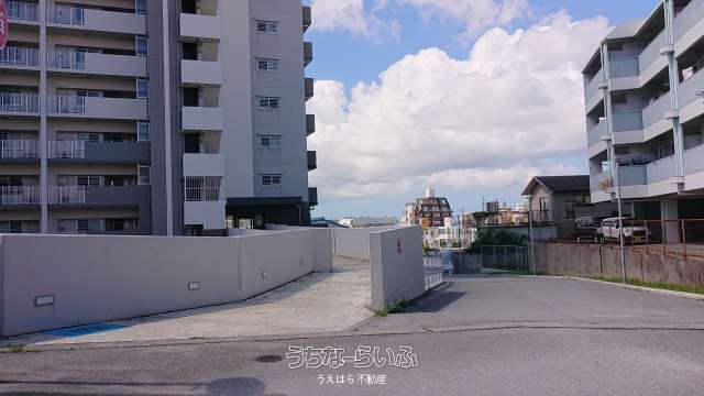Leve Ginowan Claire 1005: 3LDK Corner Apartment with Balcony View - Thumbnail 3