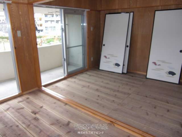 2DK Corner Apartment with 4-Side Light Near Monorail in Naha - Thumbnail 3