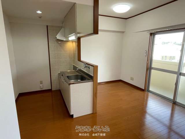Modern 2LDK Apartment for Rent in Naha, Okinawa | Top Floor Corner Unit - Thumbnail 4