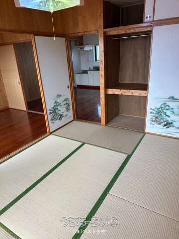 World i B-3: 2LDK Apartment for Rent in Nakagusuku Village, Okinawa - Thumbnail 4