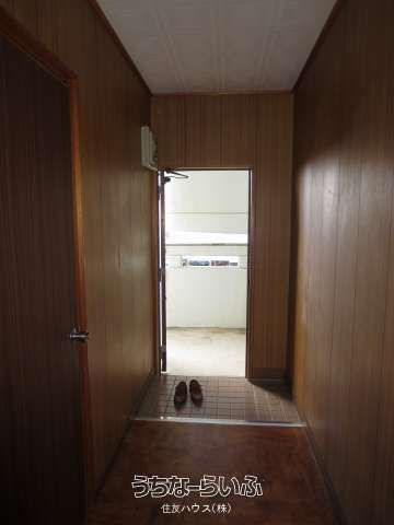 Yamaguchi Mansion 3F-1 Apartment for Rent in Okinawa City - Thumbnail 2