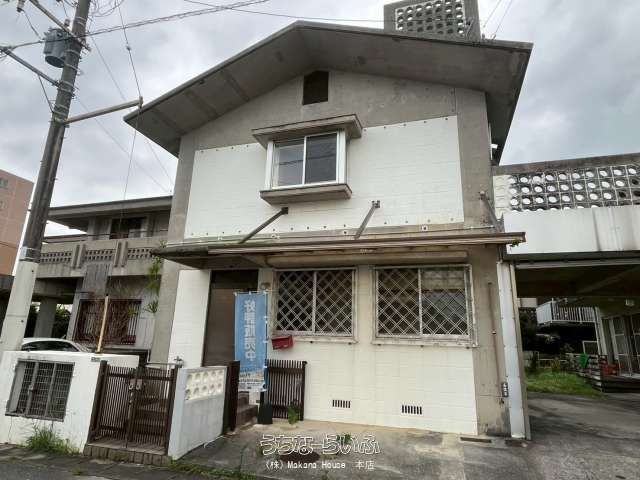 Two-Household Home on 100 Tsubo Plot in Okinawa City's Mihara - Thumbnail 2