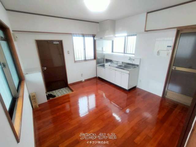 Renovated 2DK Apartment for Rent near Ishimine Station, Naha - Thumbnail 3