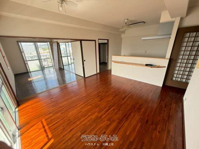 3LDK Apartment with Ocean View in Okinawa City's Awase Area - Thumbnail 4