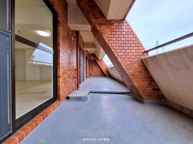 Renovated 2LDK Apartment with Ocean View in Naha, Okinawa - Thumbnail 3