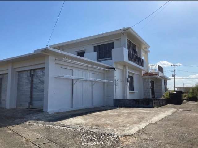 Large 5LDK House with Warehouse in Irabu, Miyakojima - Image 1