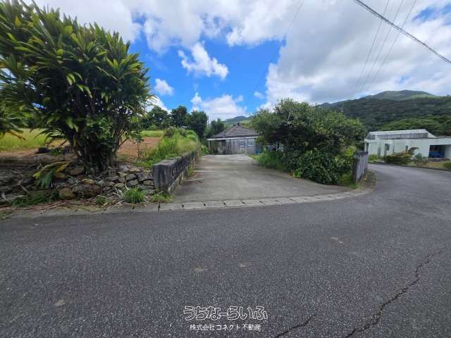 2425 sqm Land for Sale in Motobu Town, Okinawa Near Churaumi Aquarium - Image 1