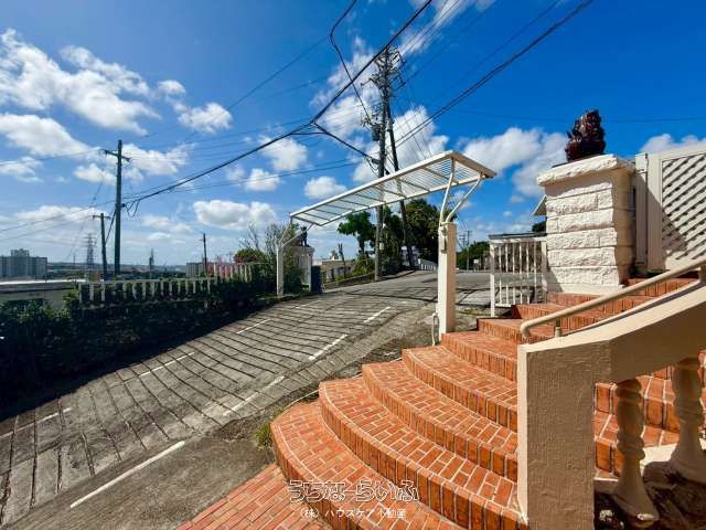 Ocean View Hillside House with Sauna in Chatan, Okinawa - Thumbnail 3