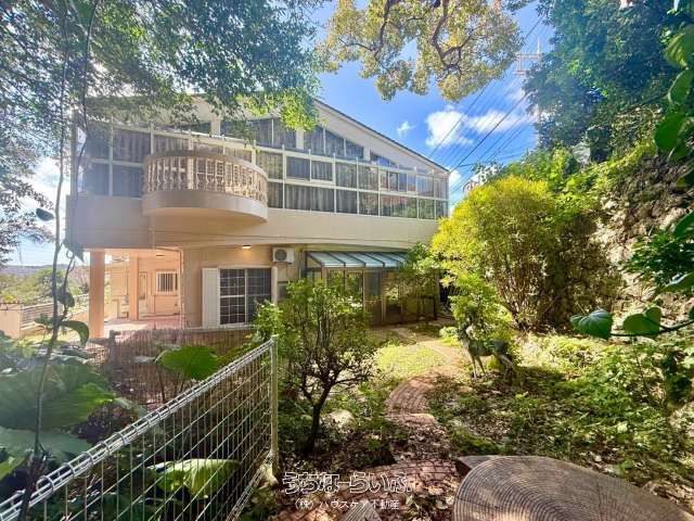 Ocean View Hillside House with Sauna in Chatan, Okinawa - Thumbnail 4