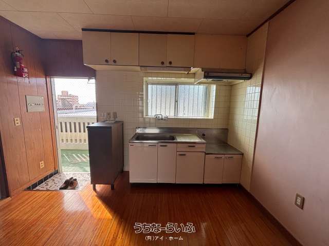 Taiyo Mansion 401: Top-Floor Corner Apartment in Tomigusuku, Okinawa - Thumbnail 4