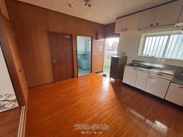 Taiyo Mansion 401: Top-Floor Corner Apartment in Tomigusuku, Okinawa - Thumbnail 3