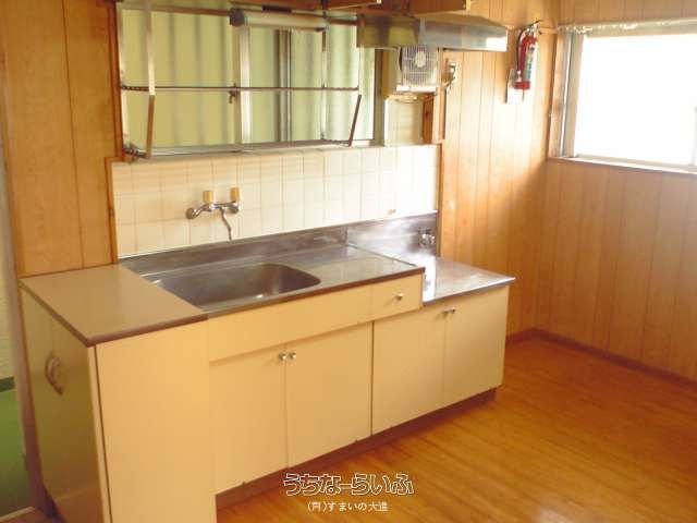 Maison Arakaki 201: 2DK Apartment for Rent in Naha, Okinawa - Thumbnail 3