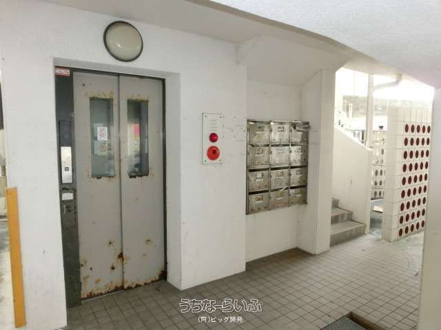 5LDK Top Floor Apartment for Rent in Naha, Okinawa - Thumbnail 3