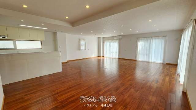 3LDK House with 40-Tatami Living Room & 4 Parking Spaces in Naha - Thumbnail 4