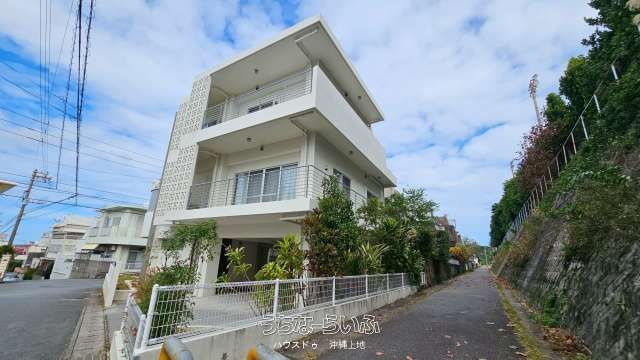3LDK House with 40-Tatami Living Room & 4 Parking Spaces in Naha - Thumbnail 2