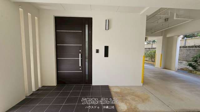 3LDK House with 40-Tatami Living Room & 4 Parking Spaces in Naha - Thumbnail 3