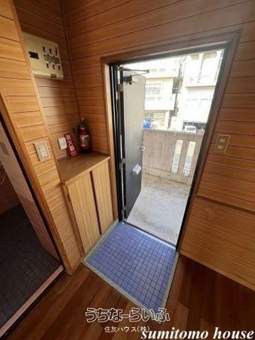 2LDK Apartment for Rent in Okinawa City | Spacious Corner Unit - Thumbnail 3