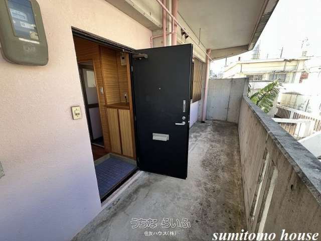 2LDK Apartment for Rent in Okinawa City | Spacious Corner Unit - Thumbnail 2