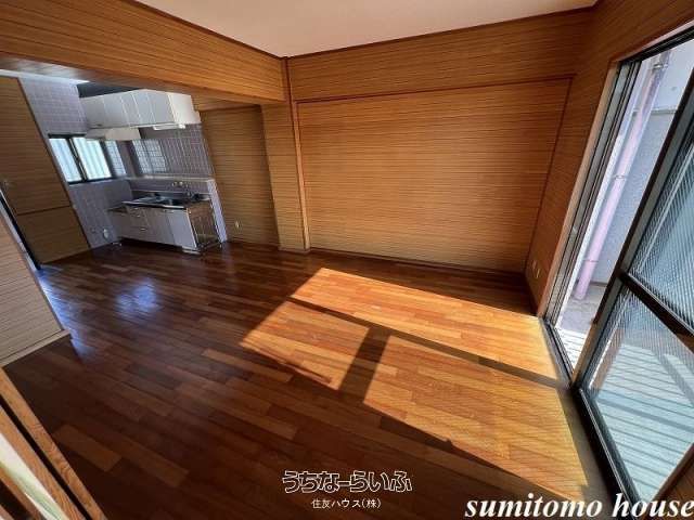 2LDK Apartment for Rent in Okinawa City | Spacious Corner Unit - Thumbnail 4
