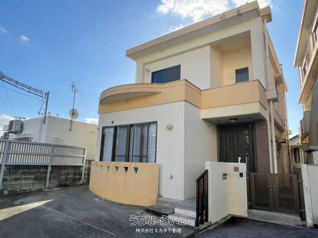4LDK House with Japanese Room & 2 Car Parking in Ginowan, Okinawa - Thumbnail 2