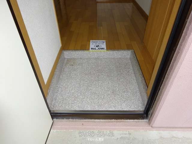 Seaside View Higashi 102: 2LDK Apartment for Rent in Uruma, Okinawa - Thumbnail 3