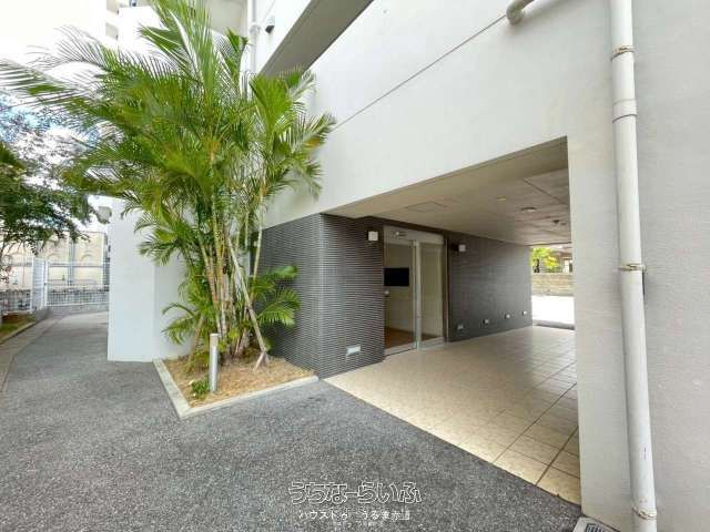 Top-Floor 1LDK Apartment for Sale in Okinawa City - Thumbnail 3
