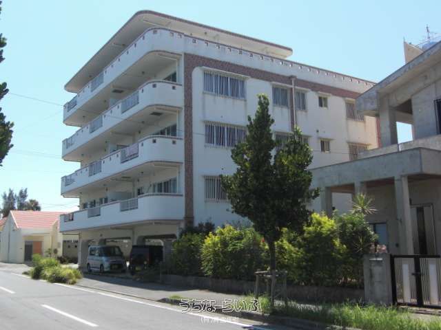 5LDK Ocean View Apartment for Rent in Okinawa City - Thumbnail 3