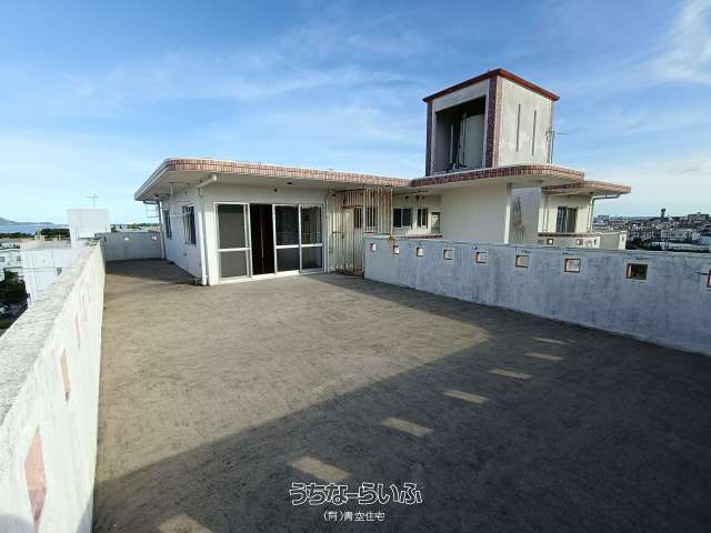 5LDK Ocean View Apartment for Rent in Okinawa City - Thumbnail 2