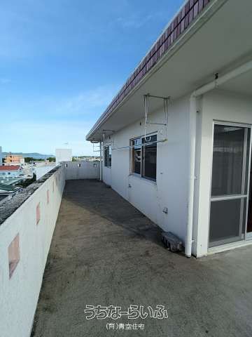 5LDK Ocean View Apartment for Rent in Okinawa City - Thumbnail 4