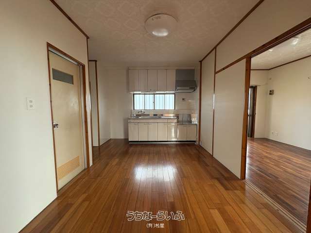 Sunflower 301: 3DK Apartment for Rent in Okinawa City - Thumbnail 2