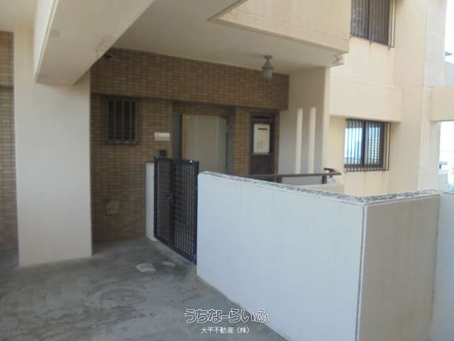 3LDK Condo with West Coast Views in Urasoe, Okinawa - Thumbnail 2