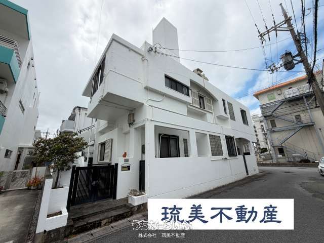 9LDK House for Sale in Chatan, Okinawa - 238m² - Thumbnail 2
