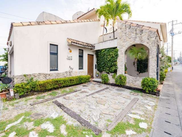 Luxury Southern European-Style 3LDK House in Chatan, Okinawa - Thumbnail 4