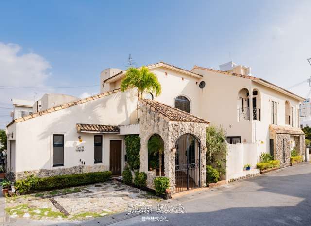 Luxury Southern European-Style 3LDK House in Chatan, Okinawa - Thumbnail 2