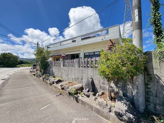 4LDK House for Sale in Nago, Okinawa with Ocean Views - Thumbnail 2