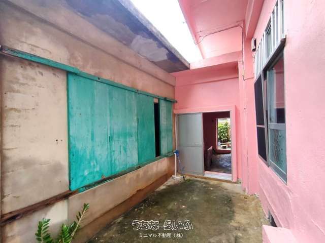 Pink Renovated House for Sale in Miyakojima with Ocean Views - Thumbnail 2